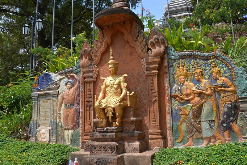 King Ponhea Yat Statue in Wat Phnom